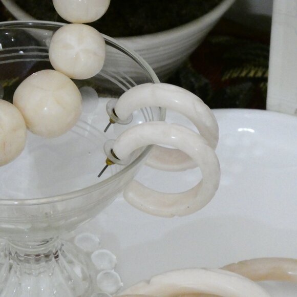 Splendette 1950's Style Fakelite Creamy White Carved Jewelry Set Small - Picture 4 of 11